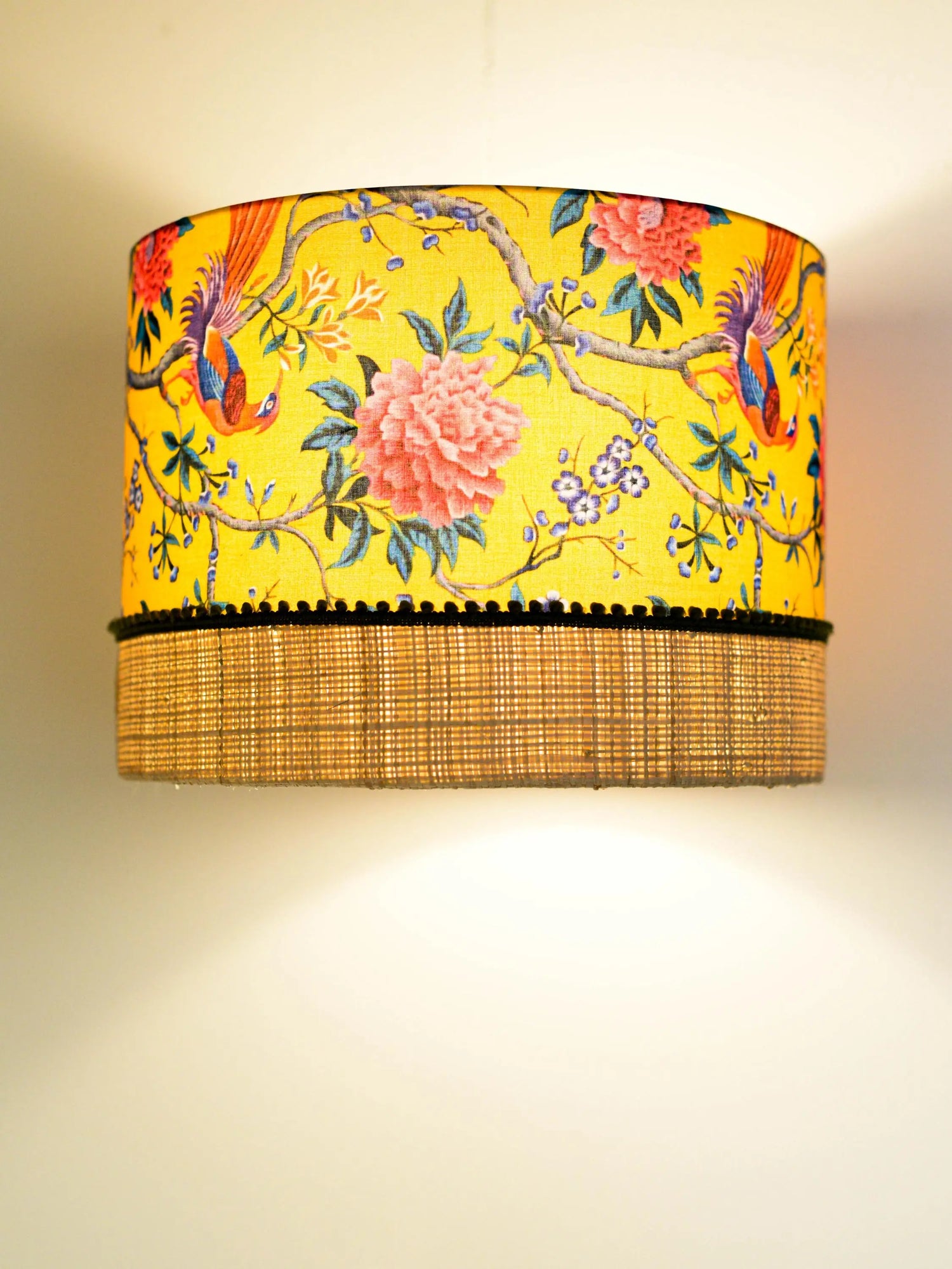 Abat-jour cylindrique original et artisanal en raphia et tissu fleuri