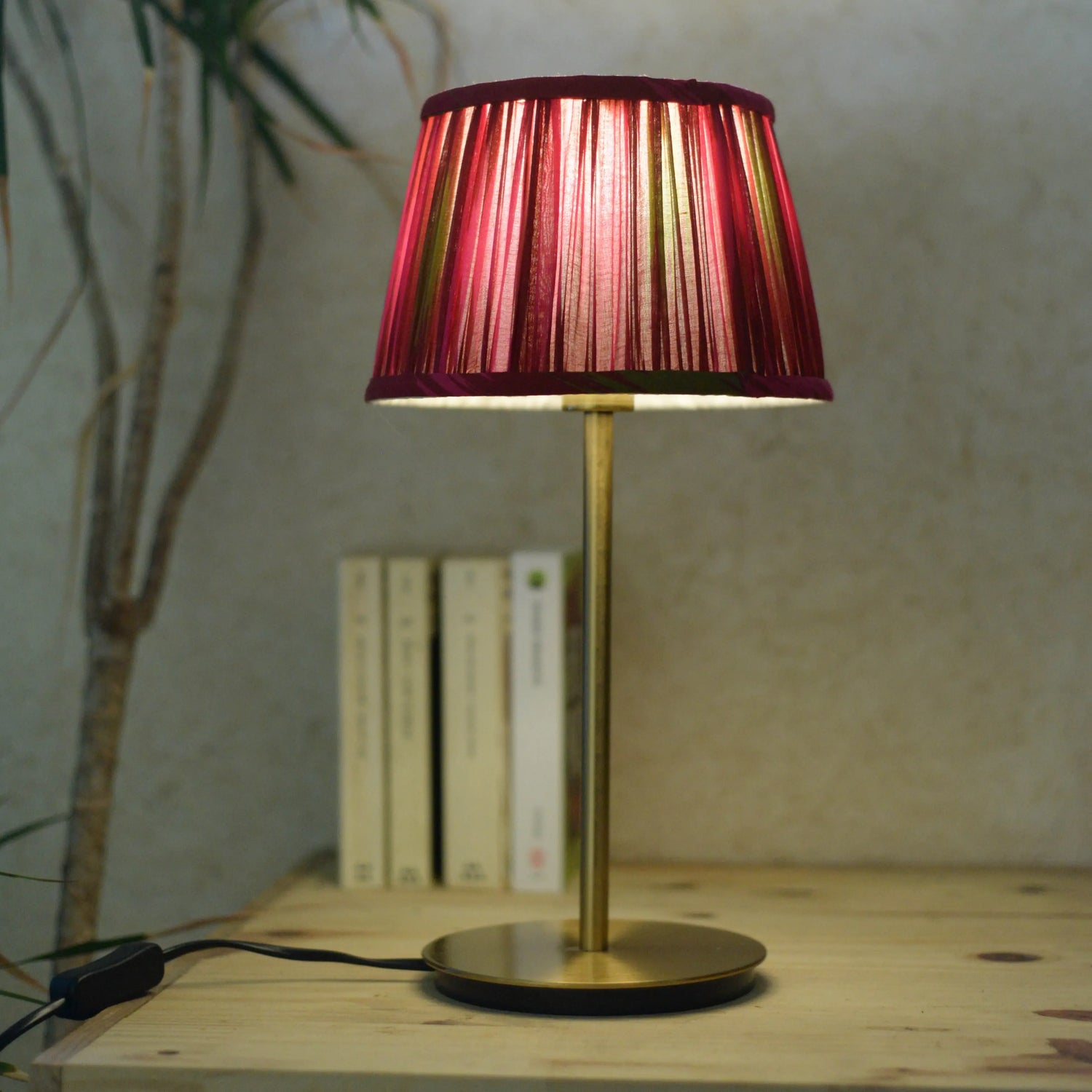 Abat-jour en tissu froncé fuschia - Lumière à tous les Etages 