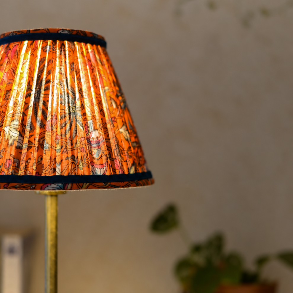 abat jour plissé avec du tissu indien imprimé floral éclairé