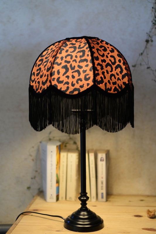 abat-jour en forme de dôme pour pied de lampe en velours léopard et franges noires. Réalisé par une créatrice près de rennes en Bretagne