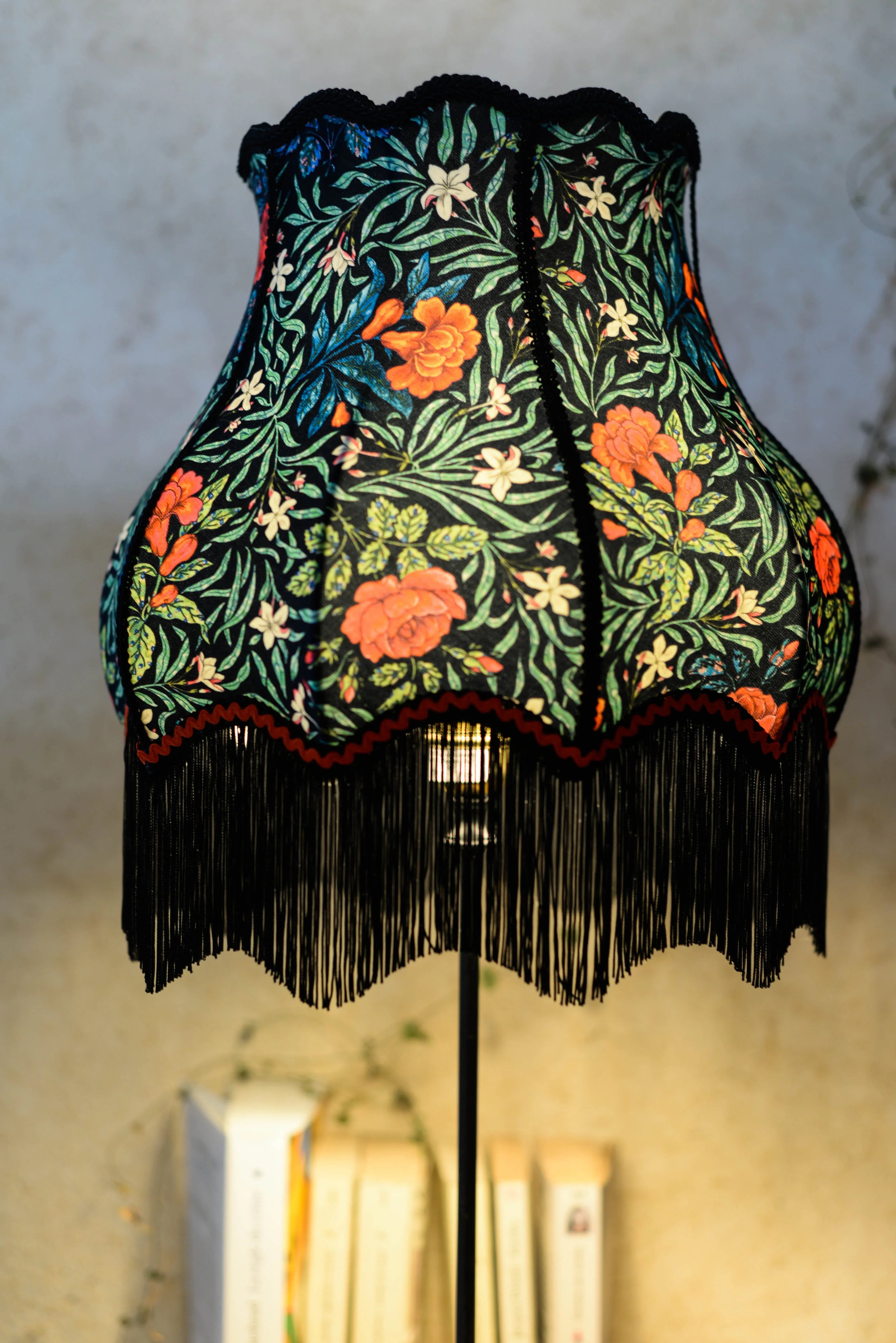 Abat jour pour de lampe vintage en velours fleuri et franges noires - Lumière à tous les Etages 