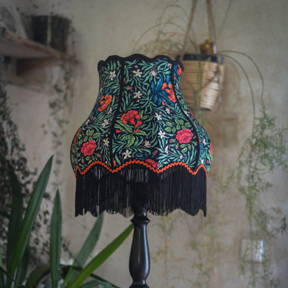 abat-jour en velours odile bailloeul fleuri avec des franges noires et un liseré orange. POur lampesur pied