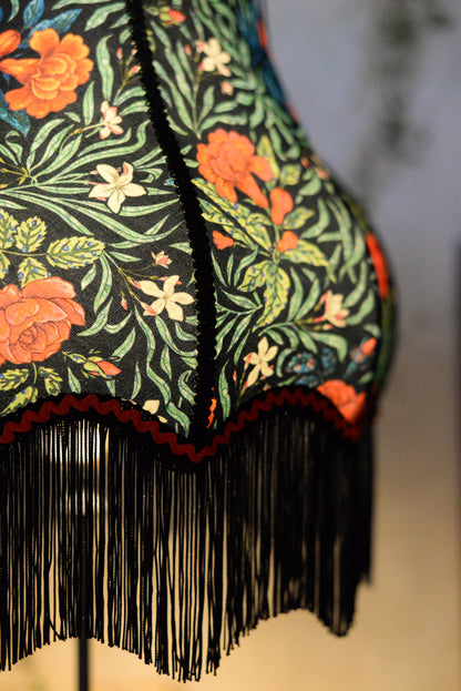 Abat_jour_vintage_pour_lampe_sur_pied_en_velours_et_frange vue  de profil d'un abat-jour vintage en velours odile bailloeul coloré et fleuri avec des franges. Création d'une abat-jouriste de rennes en bretagne