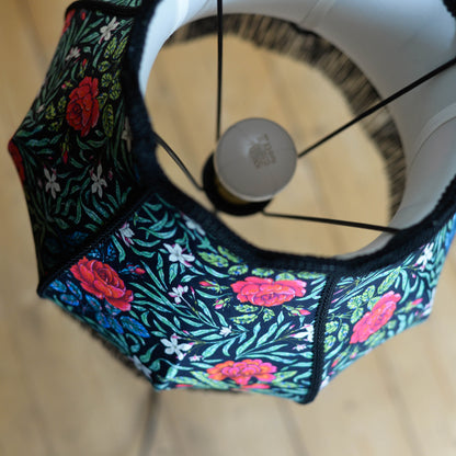 vue de haut d'un abat-jour vintage pour pied de lampe réalisé avec un tissu en velours odile bailloeul