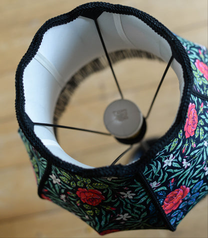 vue d'un abat-jour vintage réalisé avec un tissu en velours coloré et fleuri odile bailloeul