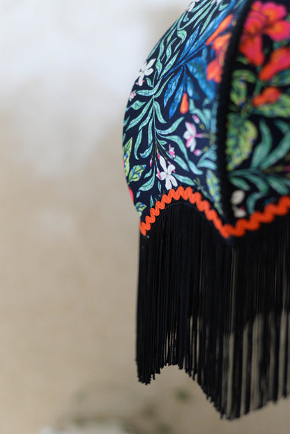 vue de profil d'un abat-jour vintage pour pied de lampe réalisé avec un tissu en velours coloré et fleuri odile bailloeul et avec des franges