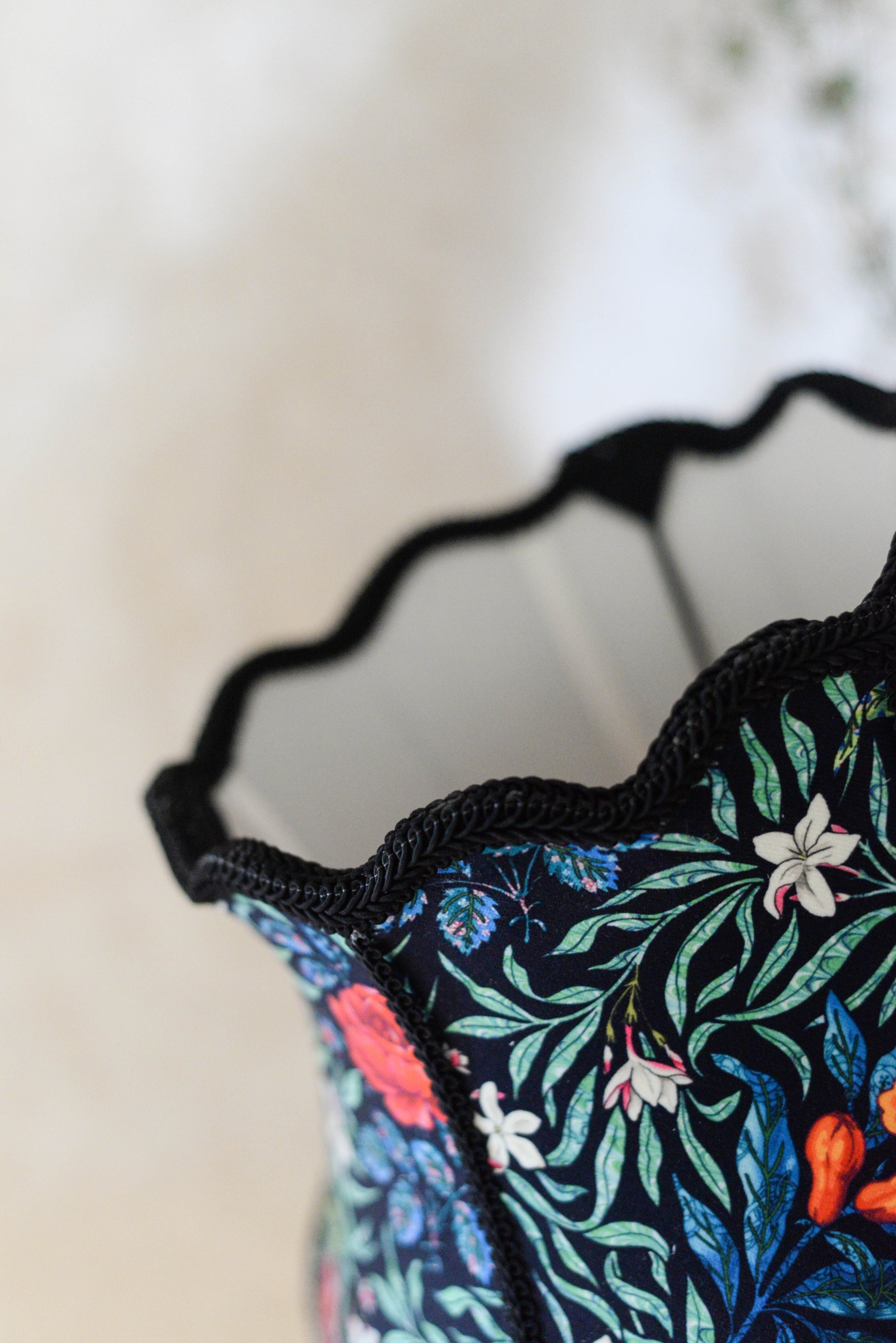 détail d'un abat jour vintage pour pied de lampe réalisé en tissu de velours coloré et fleuri odile bailloeul. Création d'une abat-jouriste près de rennes en bretagne