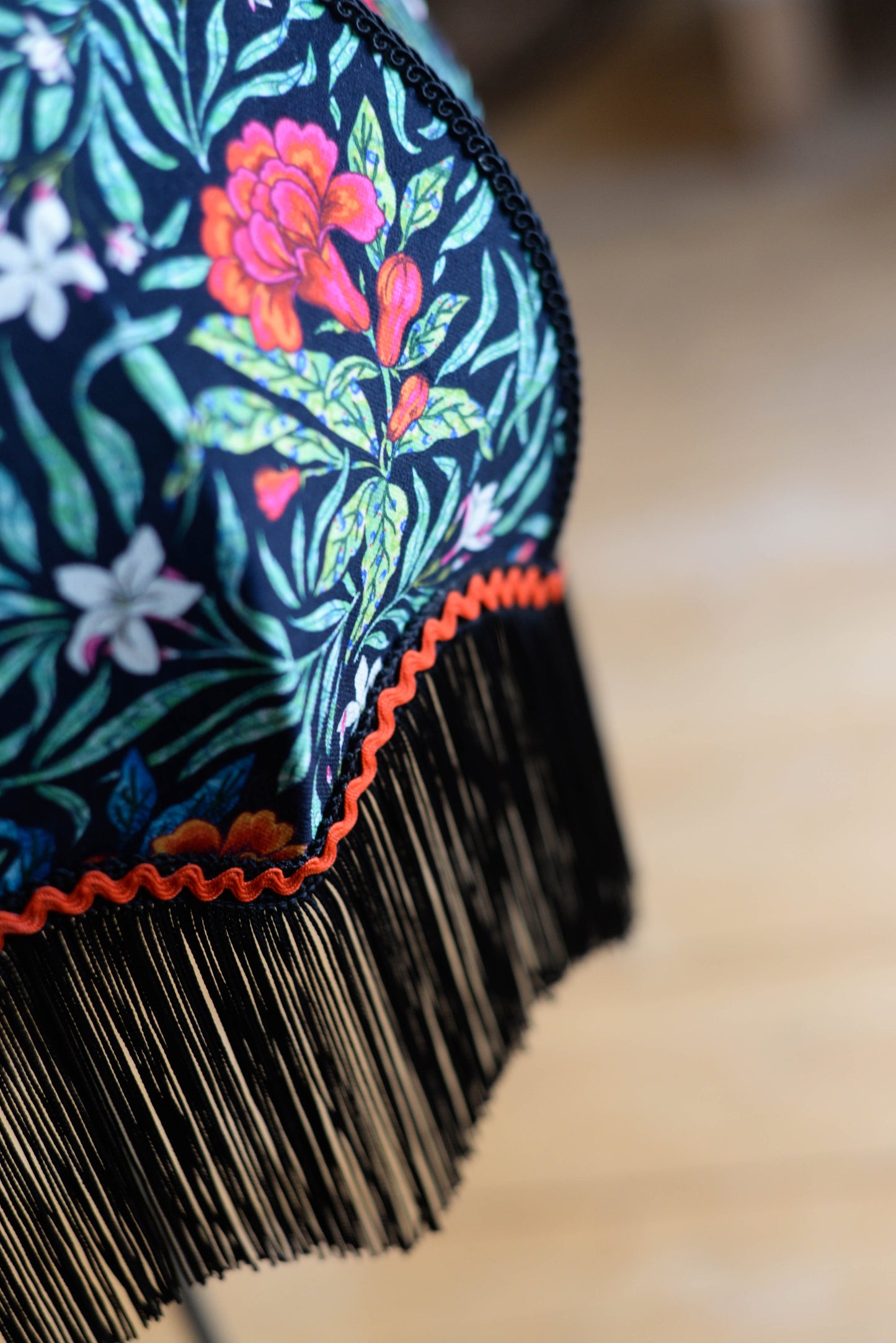 Détail d'un abat-jour vintage pour pied de lampe réalisé en tissu de velours odile bailloeul coloré et fleuri. Réalisation d'une créatrice abat-jouriste près de rennes en bretagne