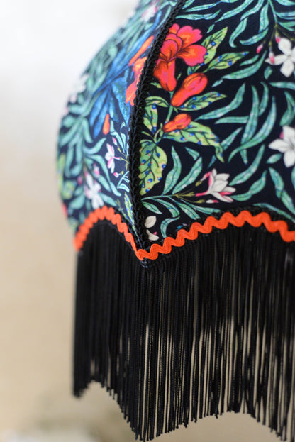 Détail d'un abat-jour mpour pied delampe vintage réalisé en tissu de velours coloré et fleuri odile bailloeul. Création d'une abat-jouriste située près de rennes en bretagne