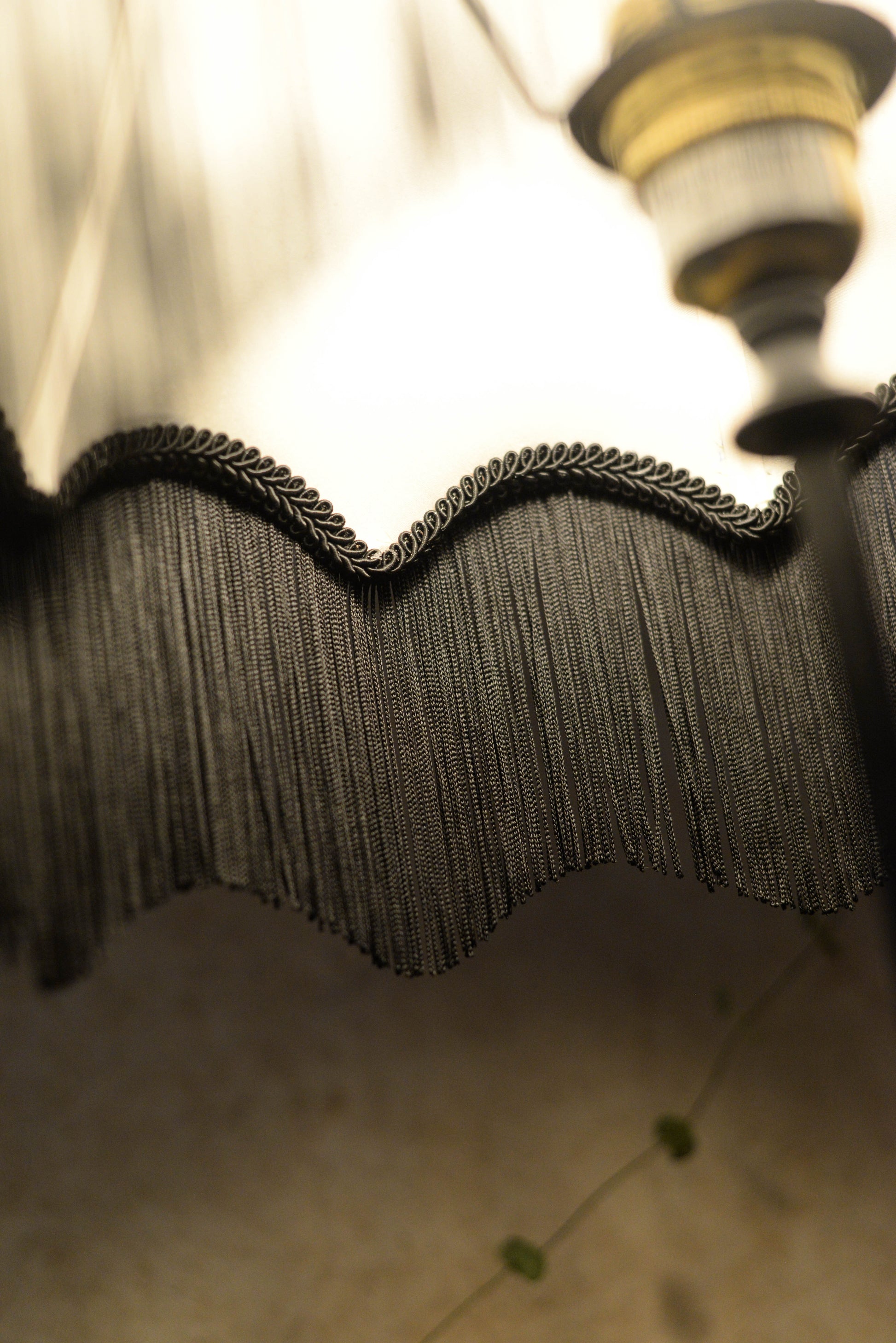 Vue de dessous d'un abat-jour vintage pour pied delampe réalisé en tissu de velours odile bailleoul coloré et fleuri avec des franges. Création d'une abat-jouriste située près de rennes en Bretagne