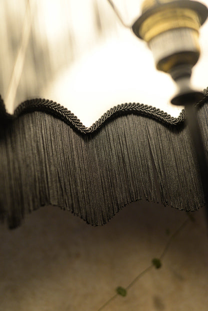 Vue de dessous d'un abat-jour vintage pour pied delampe réalisé en tissu de velours odile bailleoul coloré et fleuri avec des franges. Création d'une abat-jouriste située près de rennes en Bretagne