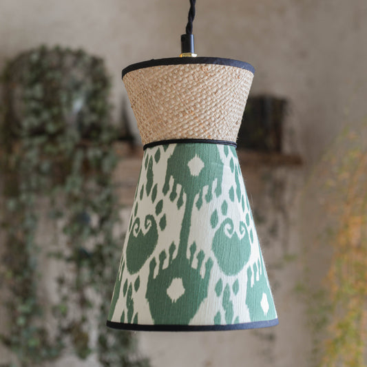 un luminaire baladeuse de forme vintage en rotin tressé et tissu ikat fabriqué par une abat-jouriste en bretagne près de rennes. Abat-jour unique, original et sur mesure