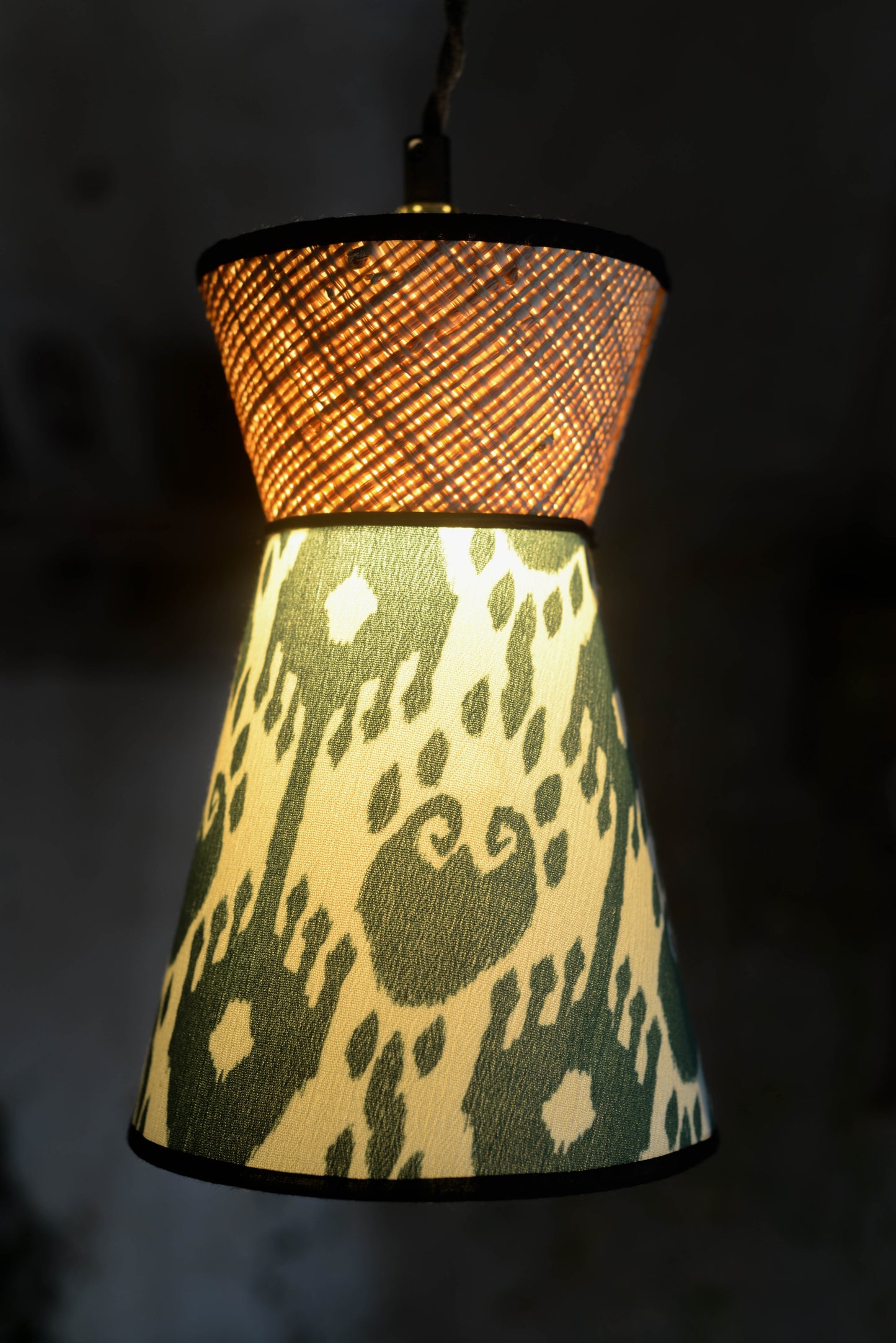 un luminaire baladeuse de forme vintage en rotin tressé et tissu ikat fabriqué par une abat-jouriste en bretagne près de rennes. Abat-jour unique, original et sur mesure
