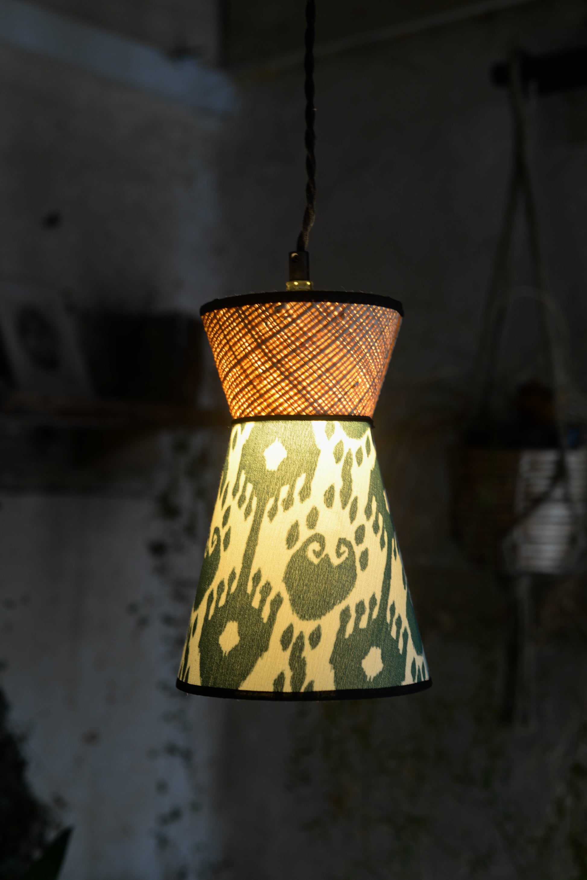 un luminaire baladeuse de forme vintage en rotin tressé et tissu ikat fabriqué par une abat-jouriste en bretagne près de rennes. Abat-jour unique, original et sur mesure