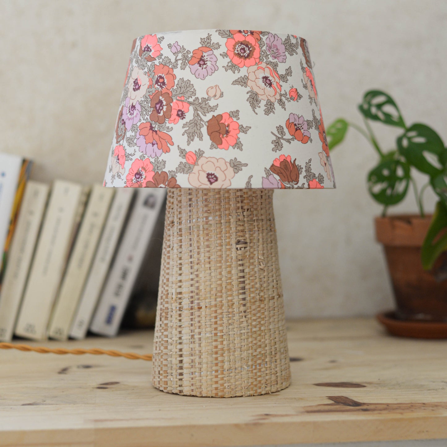 Margot | Lampe à poser liberty fleuri en raphia