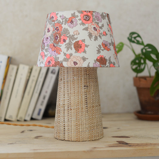 Margot | Lampe à poser liberty fleuri en raphia