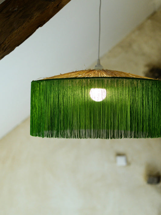 Suspension chapeau chinois en raphia beige et franges vertes - Lumière à tous les Etages 