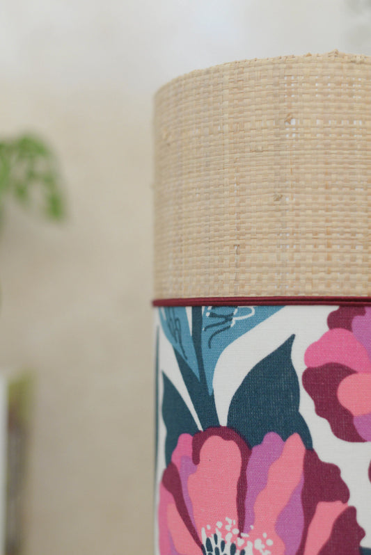 Lampe d'appoint en tissu fleuri et raphia - Lumière à tous les Etages 