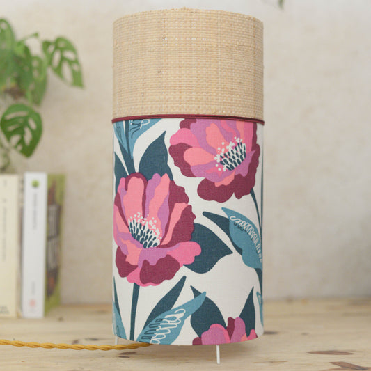 Lampe de table ou lampe de chevet réalisée à la main en tissu à motifs floraux et raphia naturel