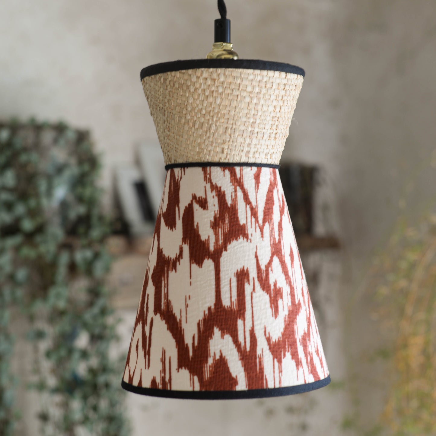 Luminaire baladeuse forme originale diabolo en raphia rotin naturel et tissu ikat. Fabriqué par une abat-jouriste en bretagne près de rennes