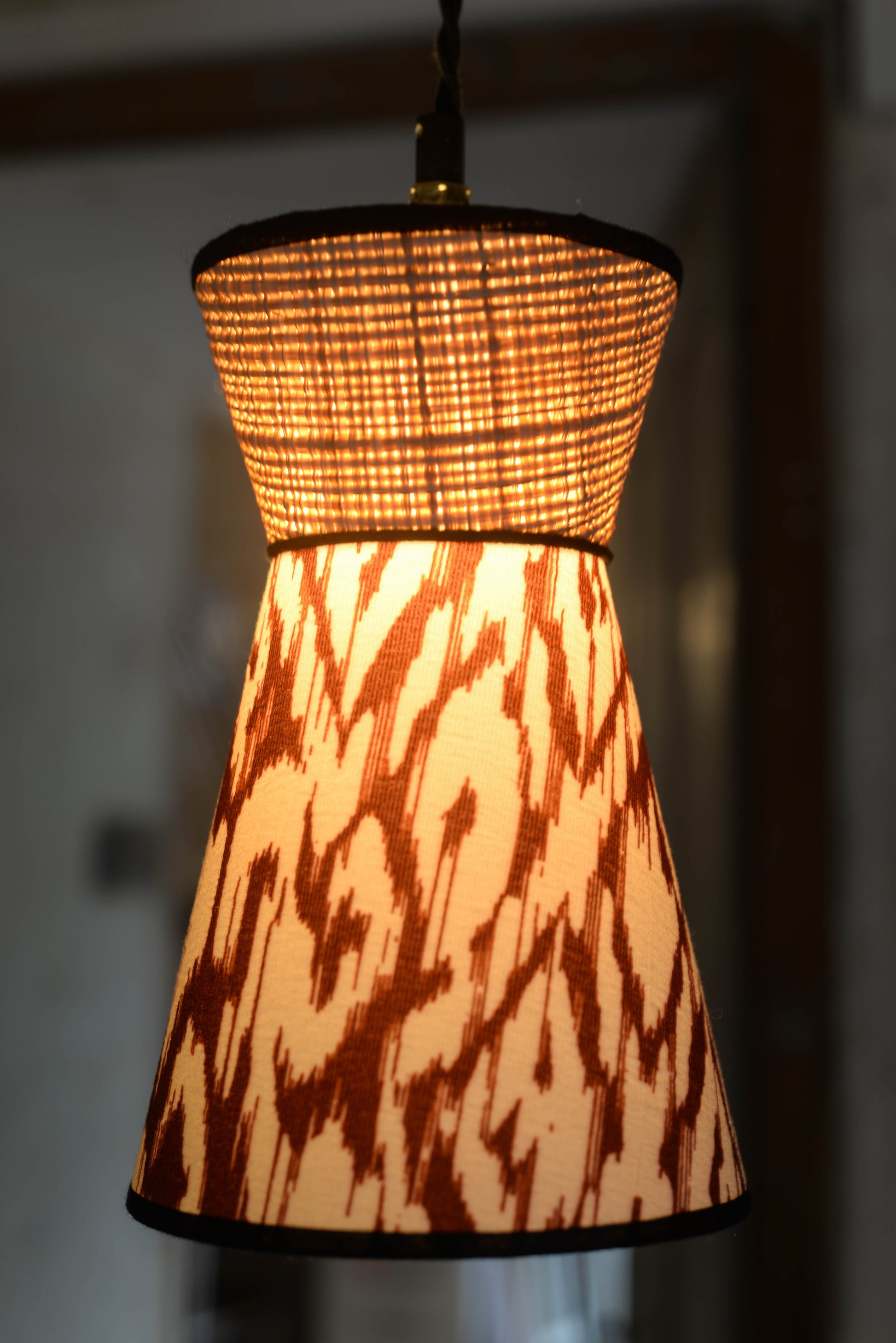 Luminaire baladeuse forme originale diabolo en raphia rotin naturel et tissu ikat. Fabriqué par une abat-jouriste en bretagne près de rennes