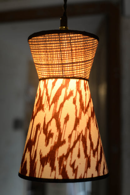 Luminaire baladeuse forme originale diabolo en raphia rotin naturel et tissu ikat. Fabriqué par une abat-jouriste en bretagne près de rennes