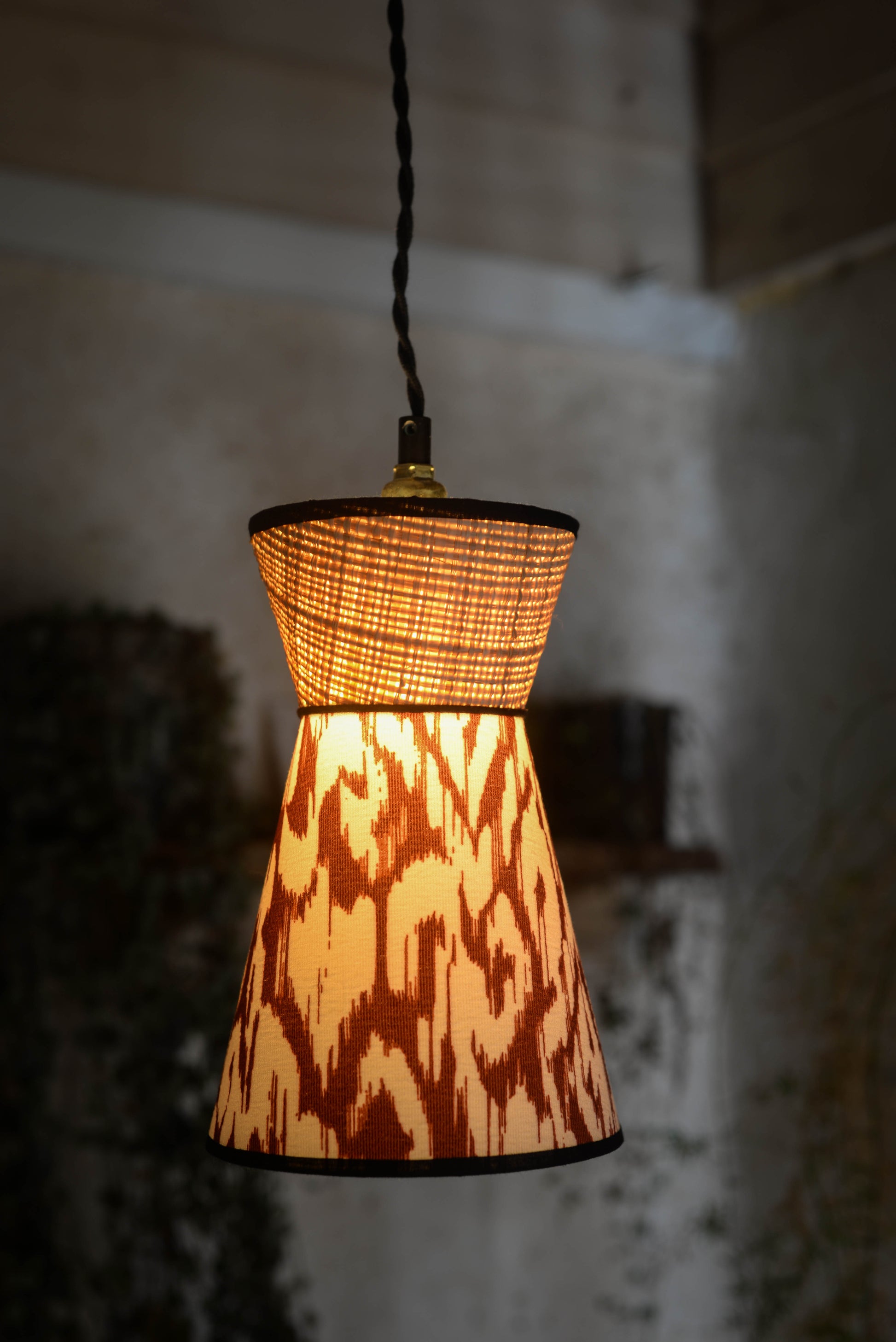 Luminaire baladeuse forme originale diabolo en raphia rotin naturel et tissu ikat. Fabriqué par une abat-jouriste en bretagne près de rennes