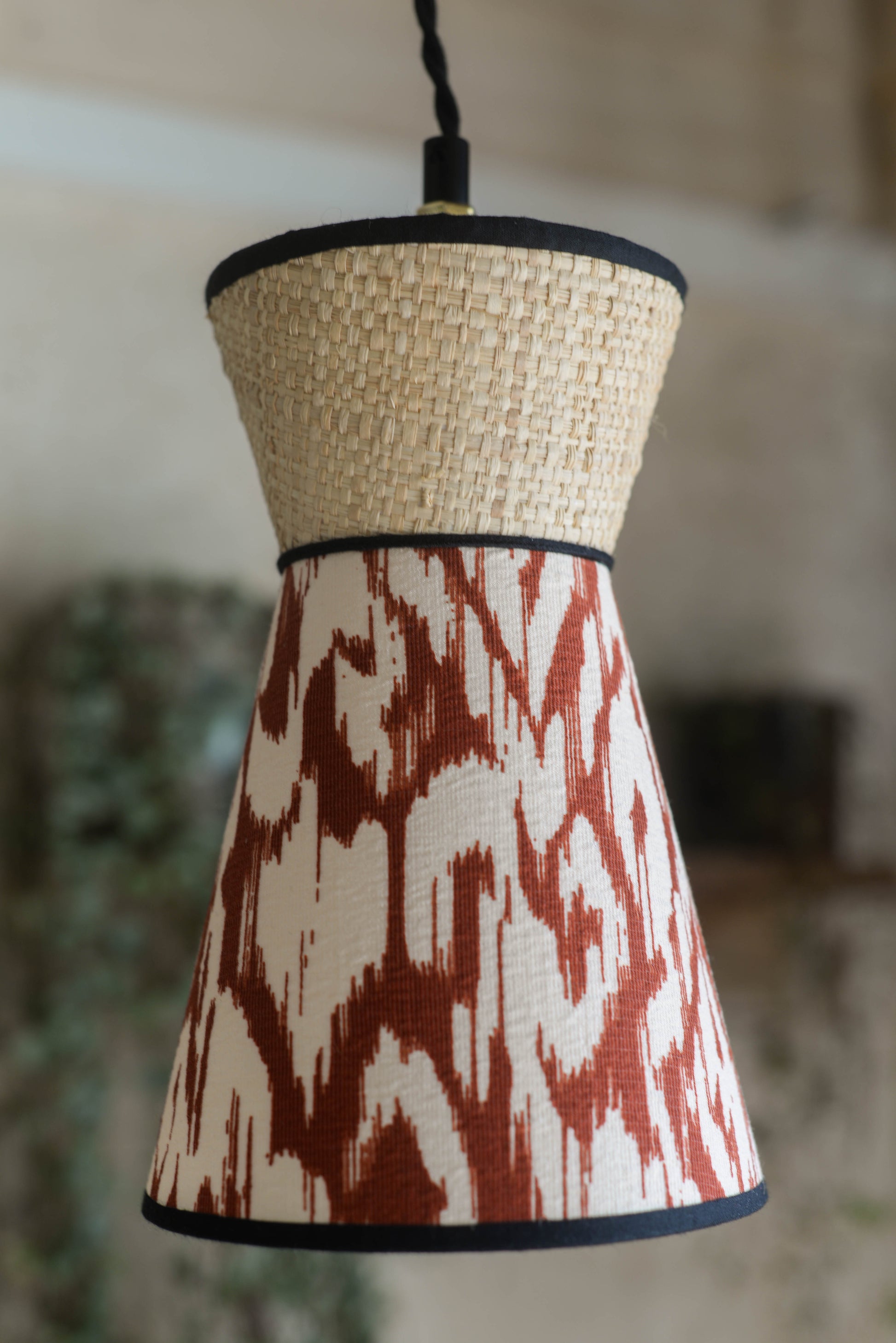 Luminaire baladeuse forme originale diabolo en raphia rotin naturel et tissu ikat. Fabriqué par une abat-jouriste en bretagne près de rennes