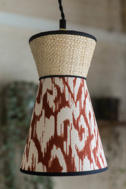 Luminaire baladeuse forme originale diabolo en raphia rotin naturel et tissu ikat. Fabriqué par une abat-jouriste en bretagne près de rennes