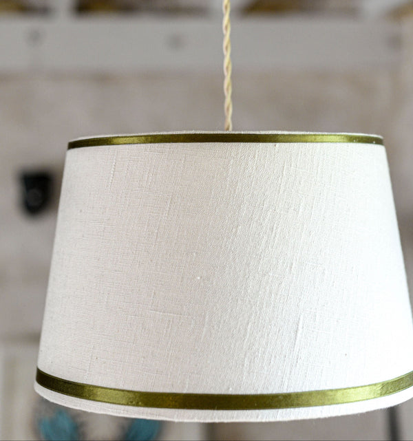 abat jour de forme conique réalisé en tissu de lin crème. Commande sur mesure