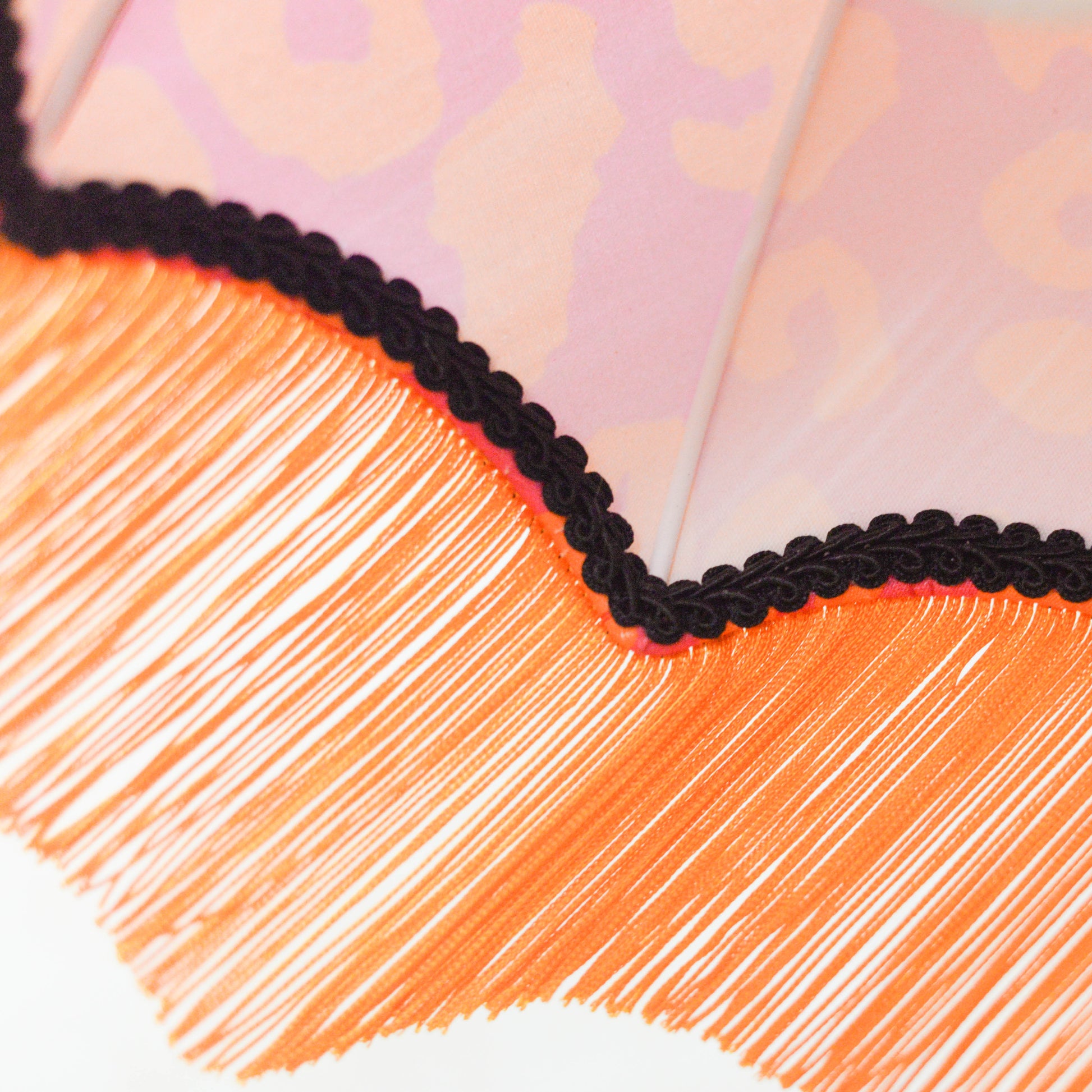 intérieur d'un abat-jour dome vintage en tissu léopard rose et orange et franges oranges