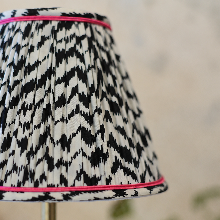 abat jour plissé artisanal noir et blanc motifs géométrique et finition rose. Réalisé à la main en Bretagne par Lumière à tous les Etages