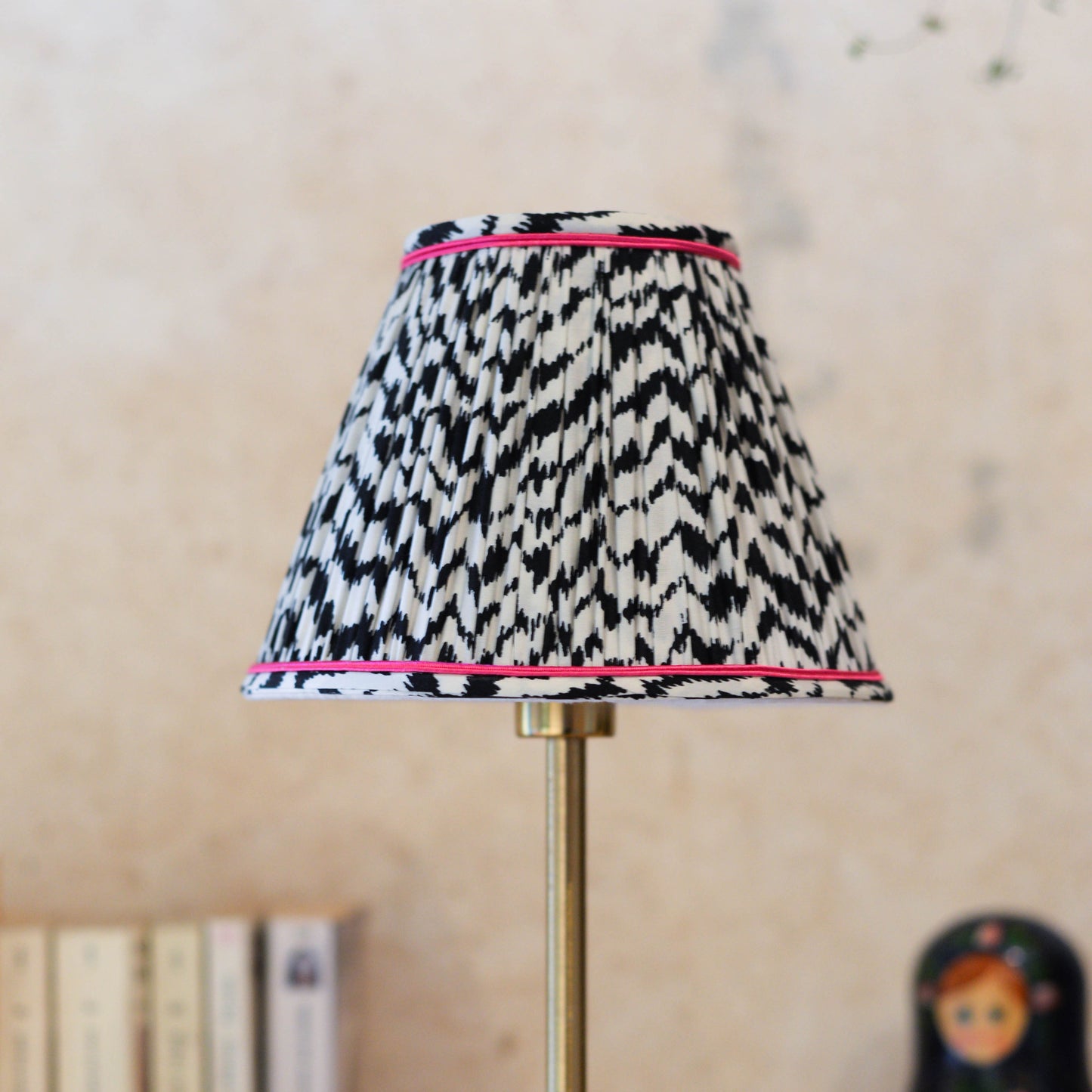 abat jour plissé noir et blanc avec passementerie rose. Luminaire artisanal fait à la main en Bretagne près de Rennes