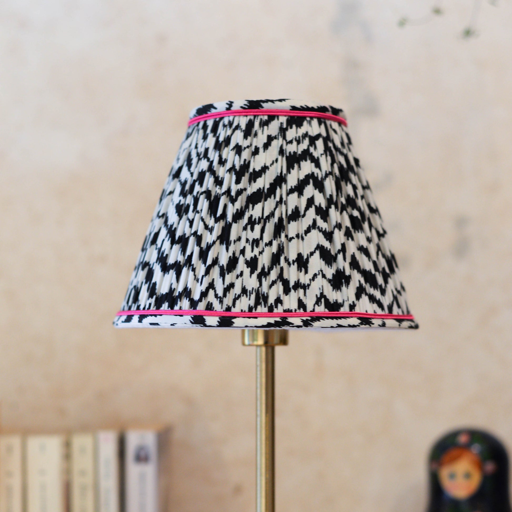abat jour plissé noir et blanc avec passementerie rose. Luminaire artisanal fait à la main en Bretagne près de Rennes