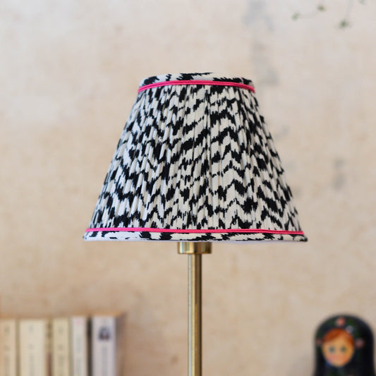 abat jour plissé noir et blanc avec passementerie rose. Luminaire artisanal fait à la main en Bretagne près de Rennes