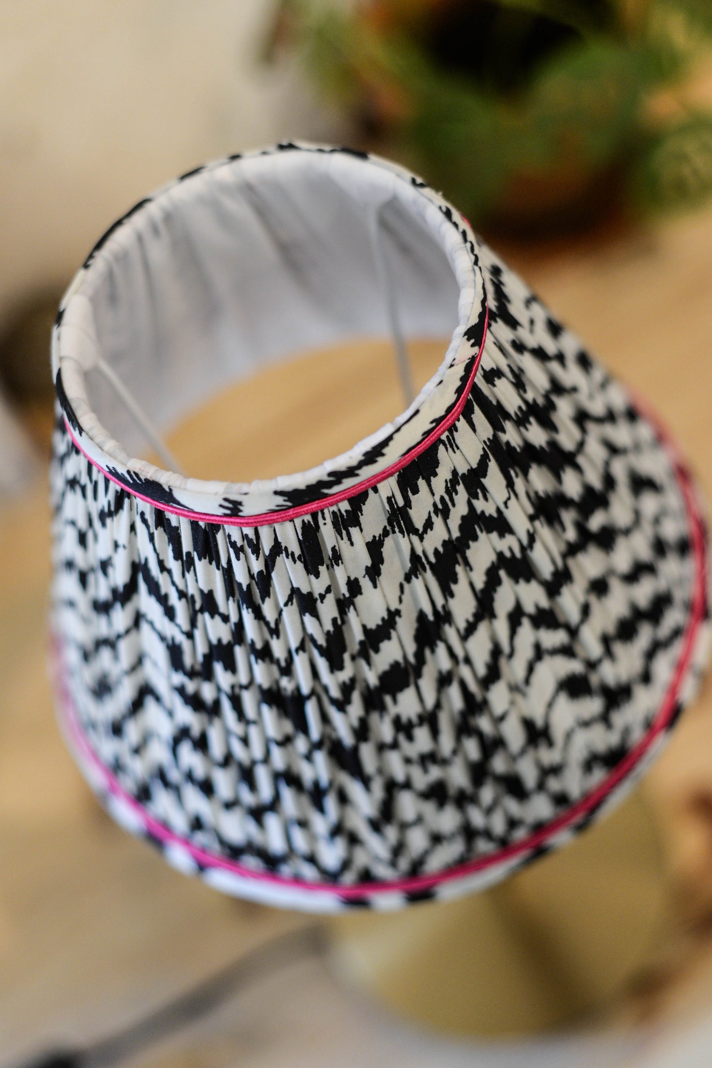 abat jour plissé noir et blanc avec passementerie rose. Luminaire artisanal fait à la main en Bretagne près de Rennes