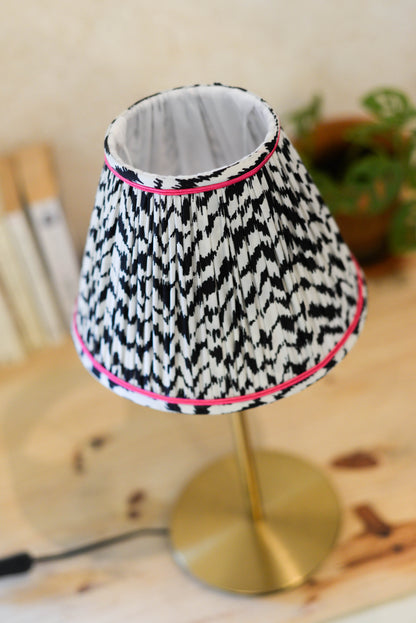 abat jour plissé noir et blanc avec passementerie rose. Luminaire artisanal fait à la main en Bretagne près de Rennes