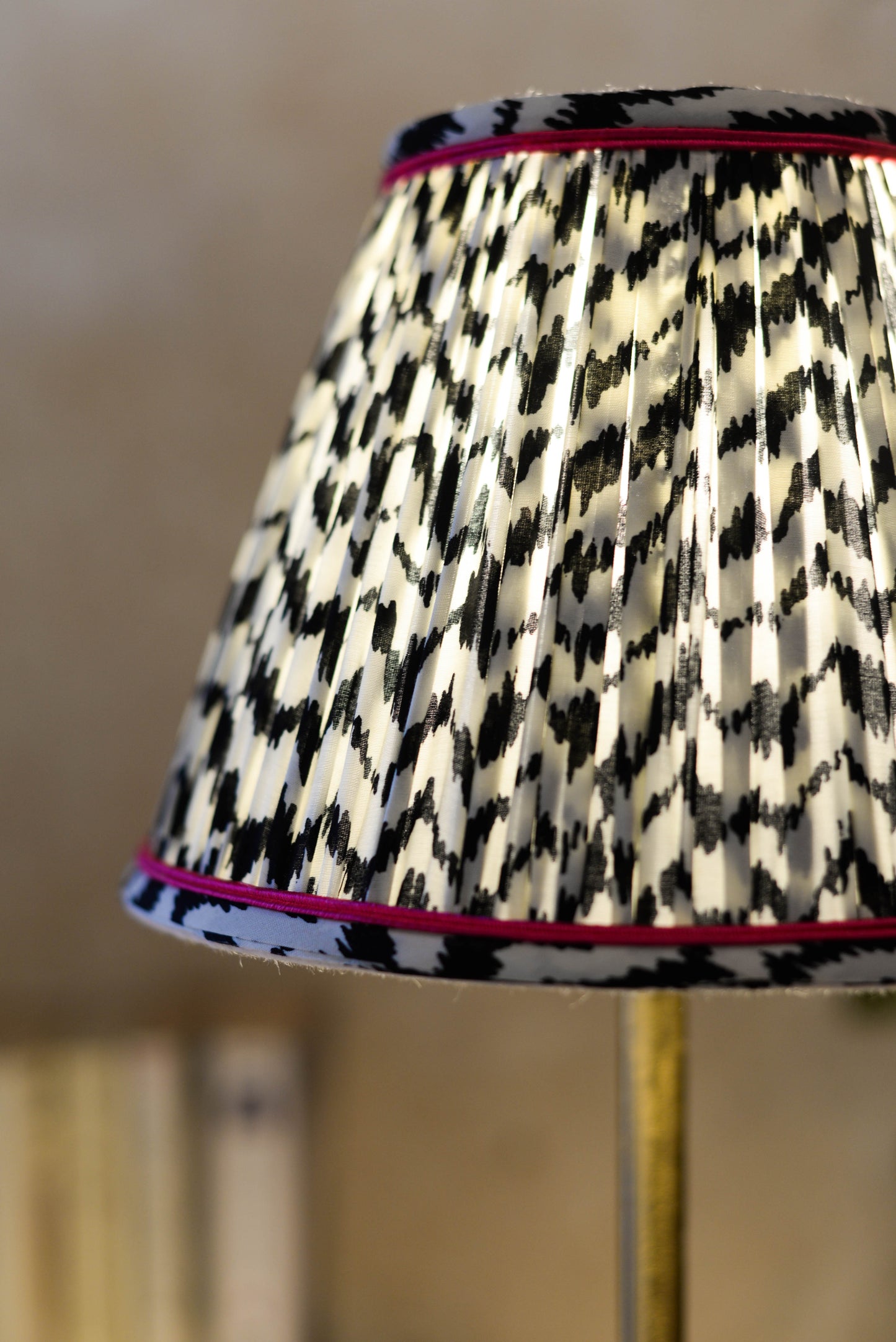 abat jour plissé noir et blanc avec passementerie rose. Luminaire artisanal fait à la main en Bretagne près de Rennes