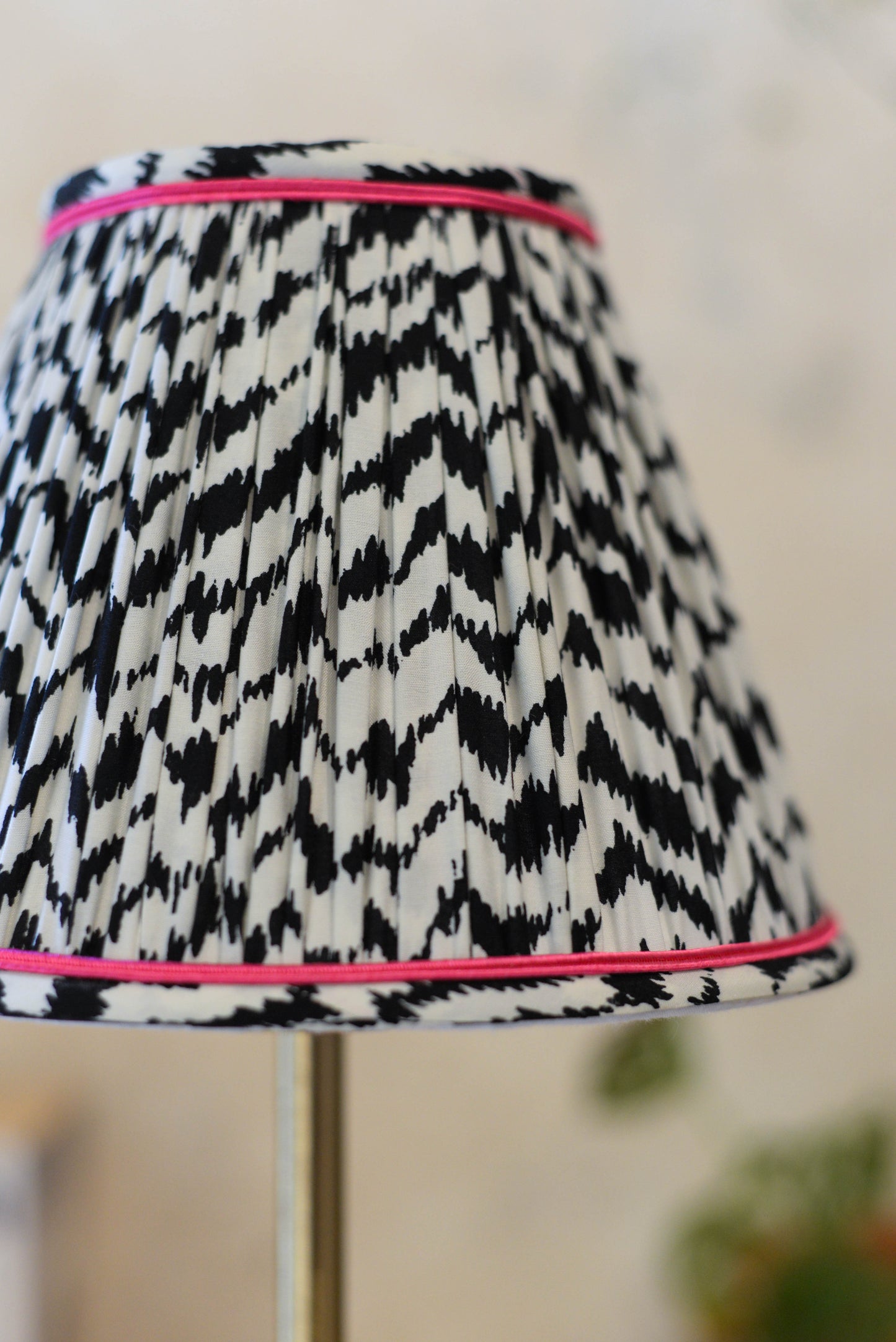 abat jour plissé noir et blanc avec passementerie rose. Luminaire artisanal fait à la main en Bretagne près de Rennes