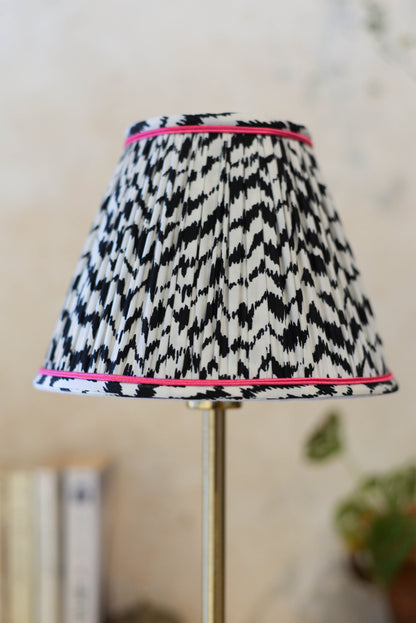 abat jour plissé noir et blanc avec passementerie rose. Luminaire artisanal fait à la main en Bretagne près de Rennes