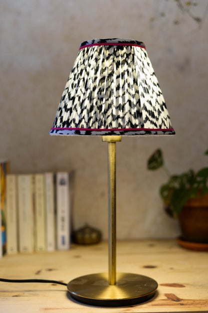 abat jour plissé noir et blanc avec passementerie rose. Luminaire artisanal fait à la main en Bretagne près de Rennes