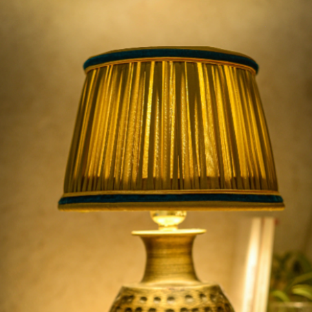 petit abat-jour plissé en satin vert olive pour pied de lampe