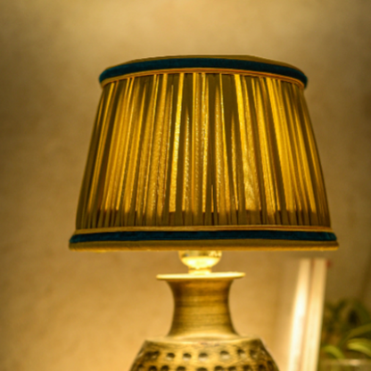 petit abat-jour plissé en satin vert olive pour pied de lampe