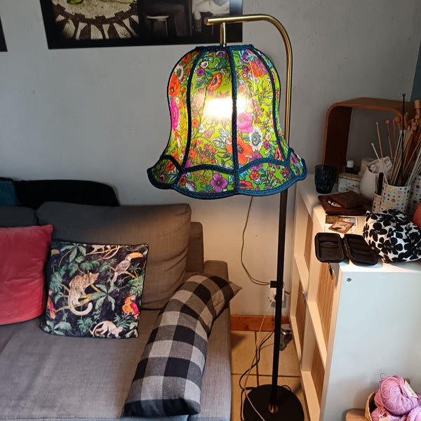 abat jour artisanal sur mesure sur un pied de lampe