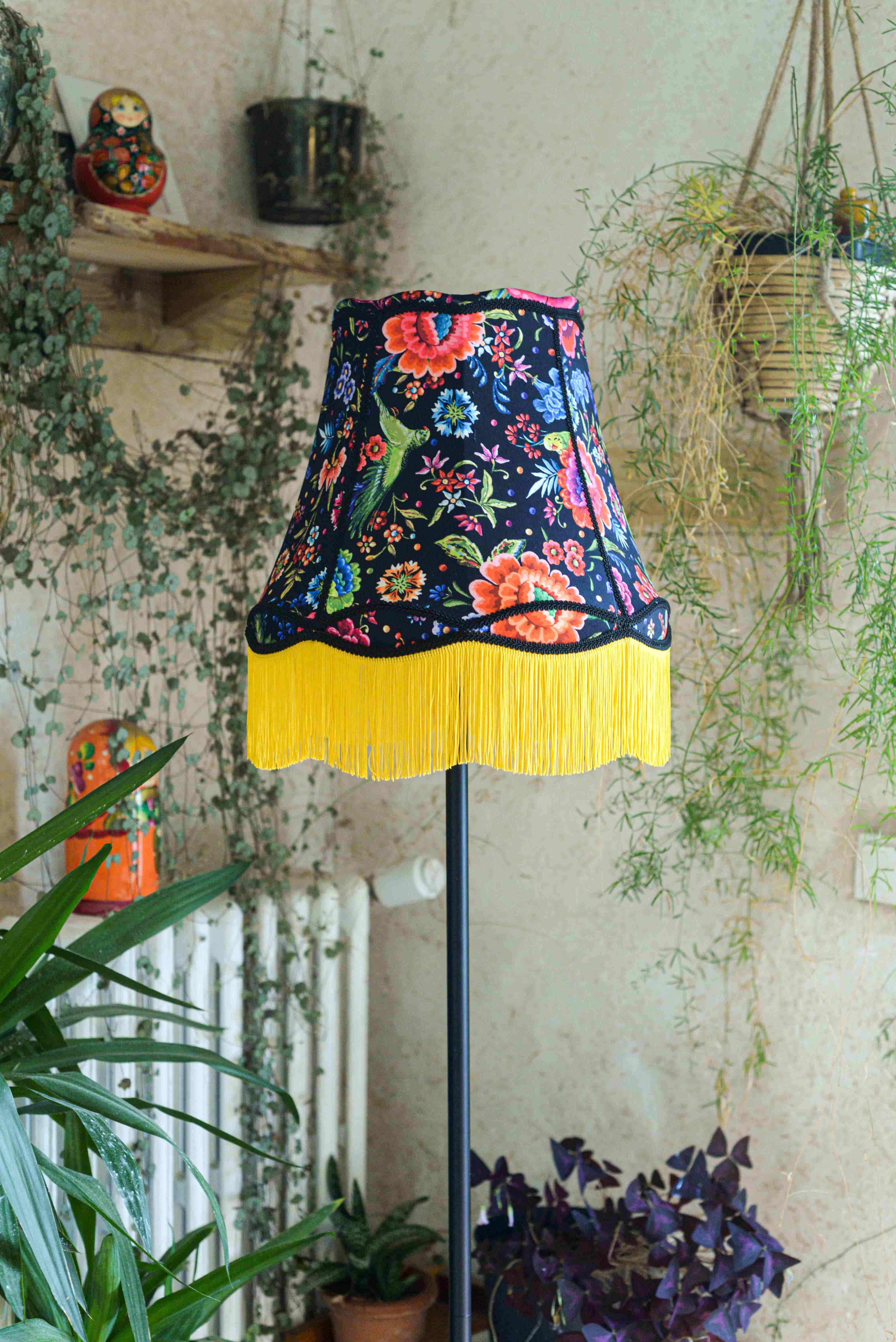 abat jour artisanal de forme pagode réalisé en velours et franges jaunes. Pour pied de lampe