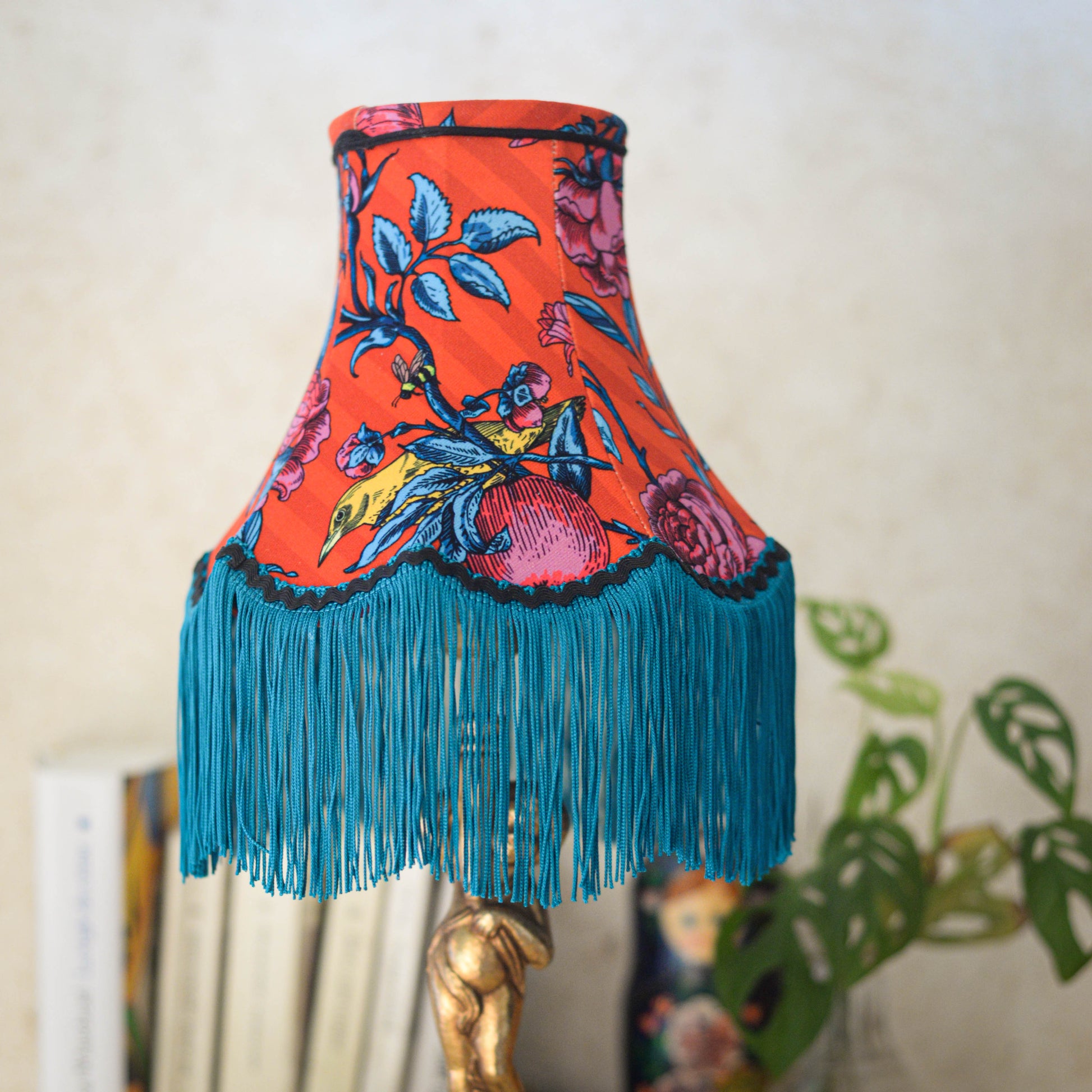 abat jour bohème pour pied de lampe fait à la main en velours rouge et franges bleu canard