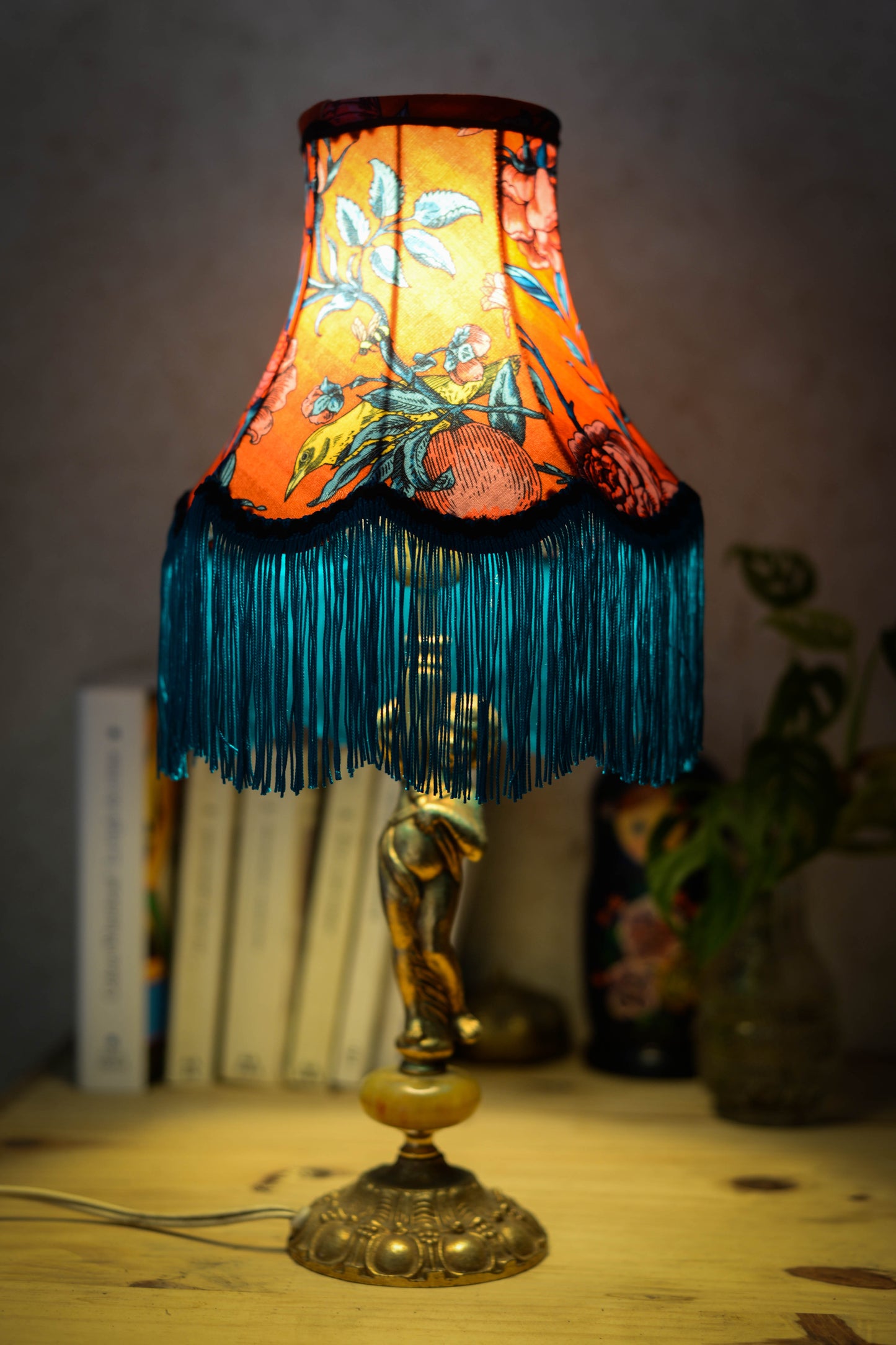 abat jour bohème pour pied de lampe fait à la main en velours rouge et franges bleu canard