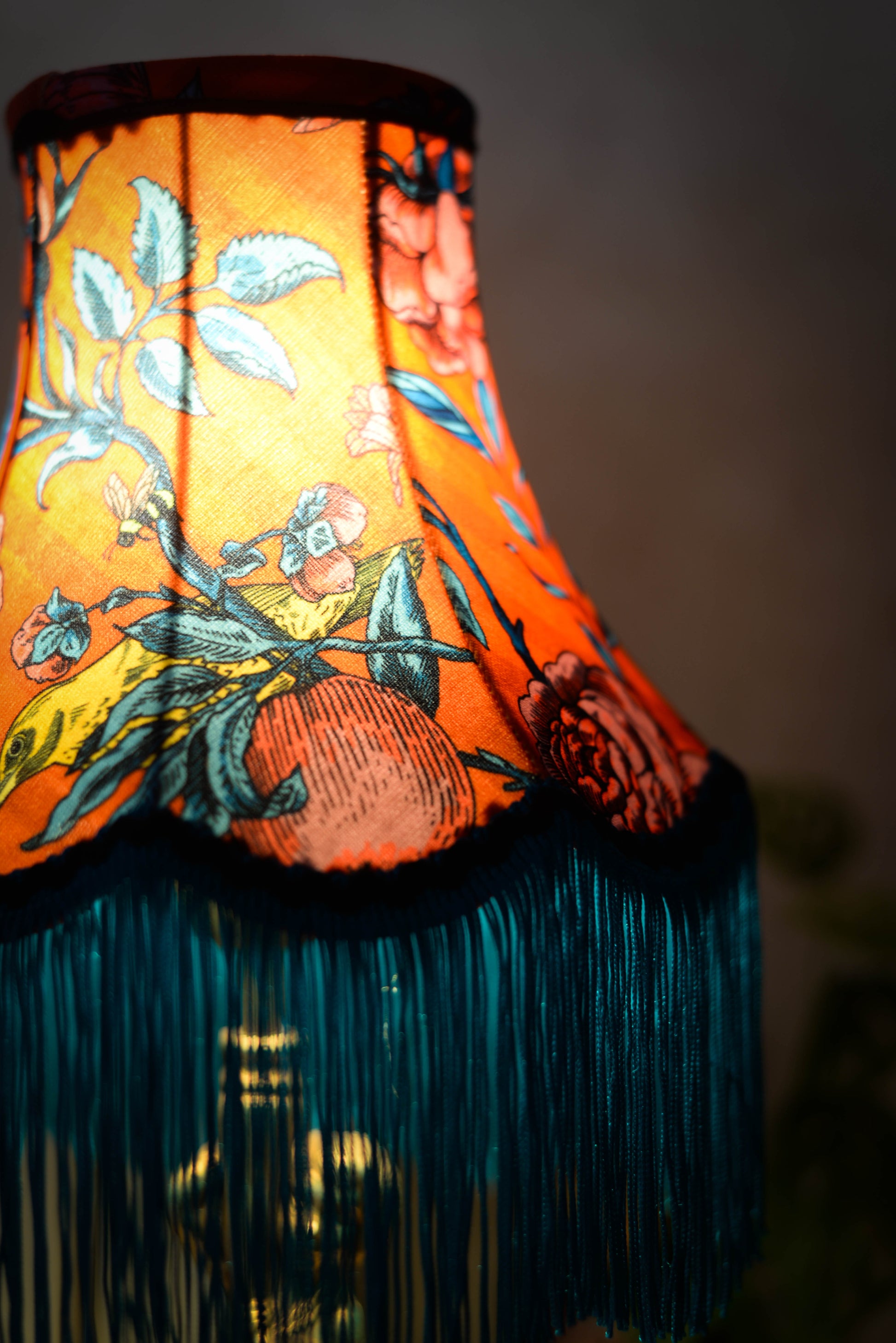 abat jour bohème pour pied de lampe fait à la main en velours rouge et franges bleu canard