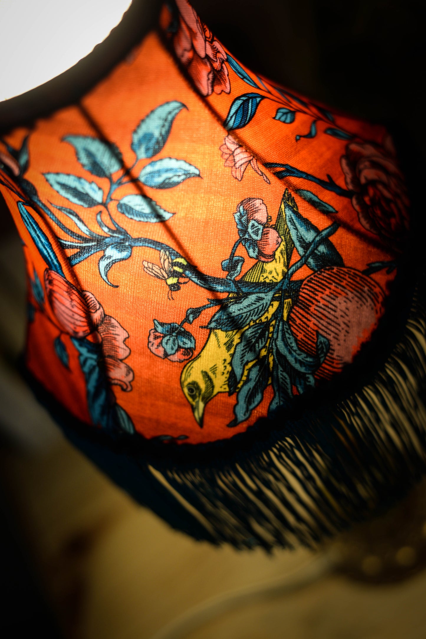 abat jour bohème pour pied de lampe fait à la main en velours rouge et franges bleu canard