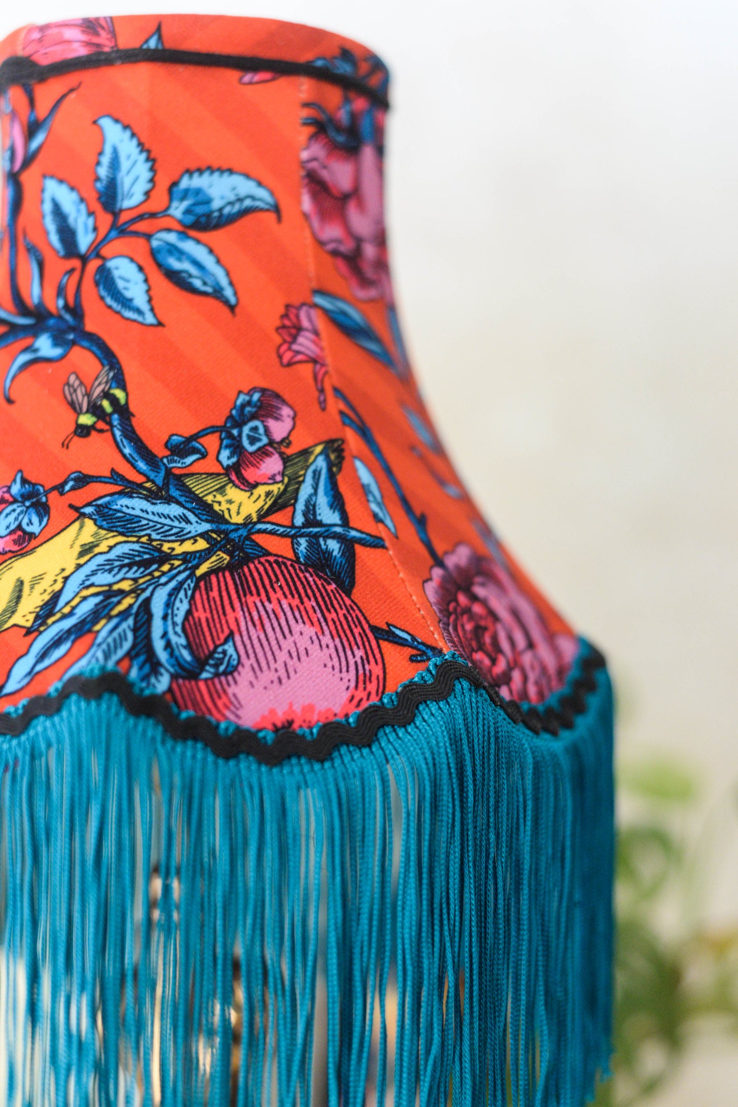 abat jour bohème pour pied de lampe fait à la main en velours rouge et franges bleu canard